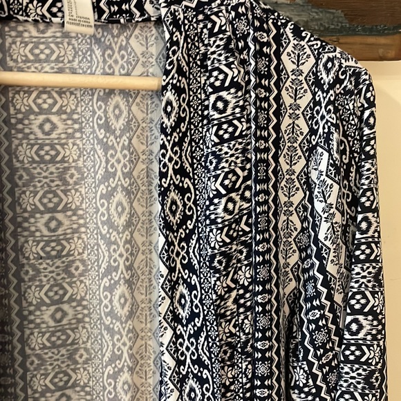 2/$25 Forever 21 Black and White Print Kimono Style Blazer Size Large - Picture 8 of 14